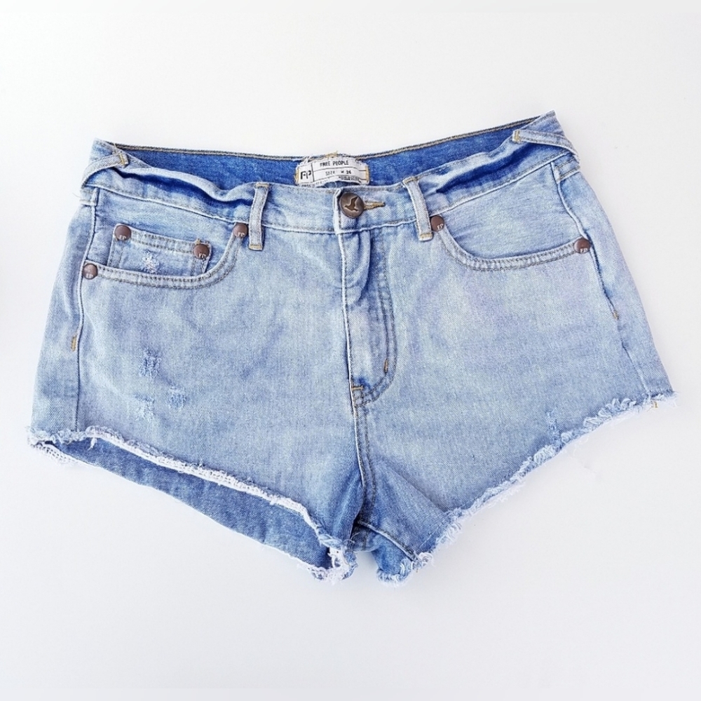 FREE PEOPLE distressed light wash denim jean cut off shorts Size 26